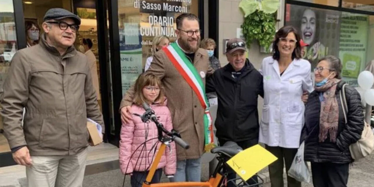 La farmacia Comunale di Sasso festeggia cinque anni di gestione regalando una bici elettrica